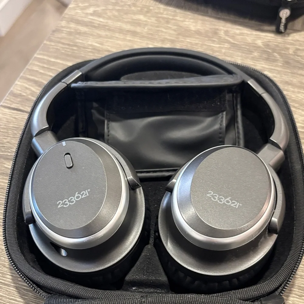 233621 Silver Wireless Headphones with Case - Picture 4 of 5